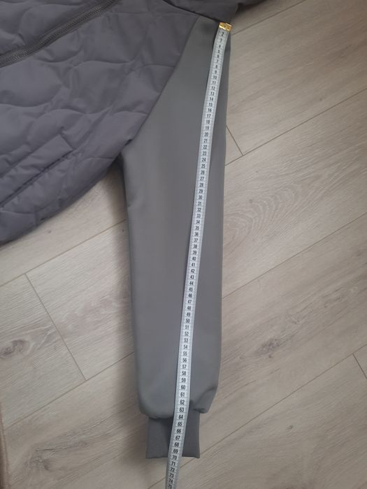 Продам бомбер-куртку жіночу.