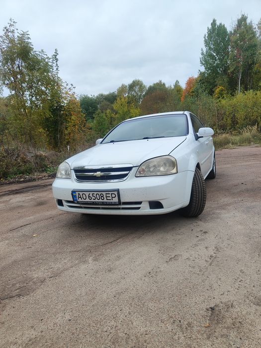 Chevrolet lacetti 2012 року 1.8 бензин