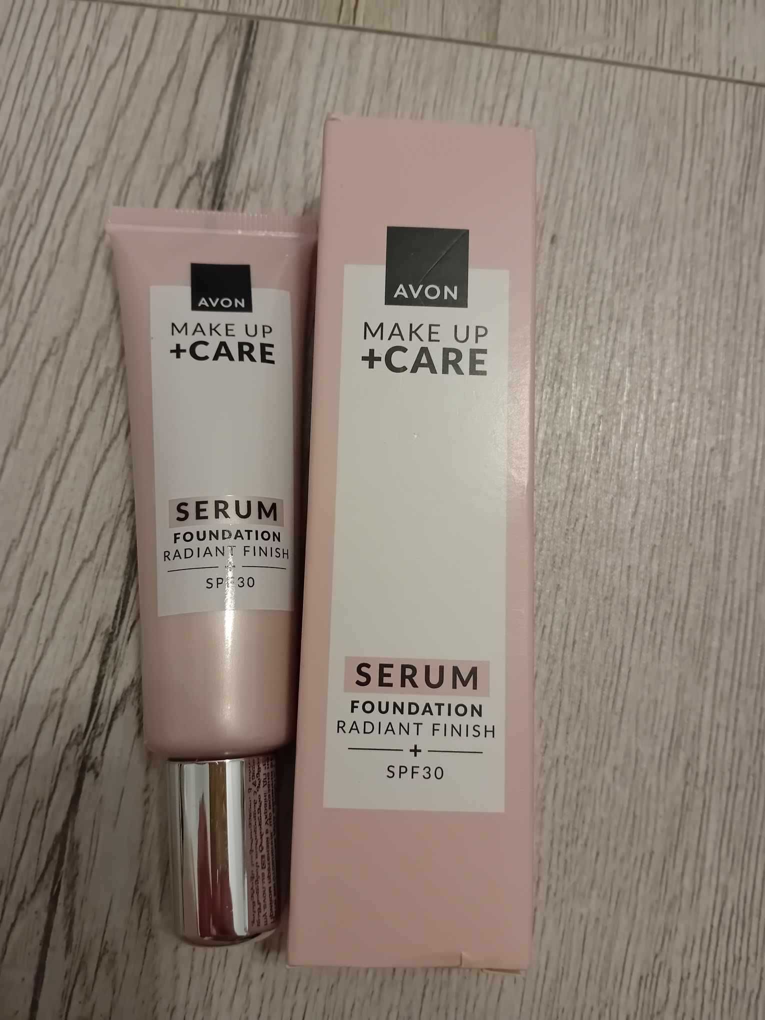 Nawilżający podkład serum Avon