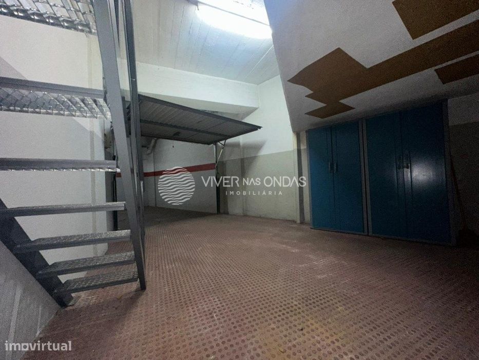 Garagem com Mezzanine a 2min do Mar