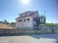 Moradia isolada com terreno, garagem e terraço