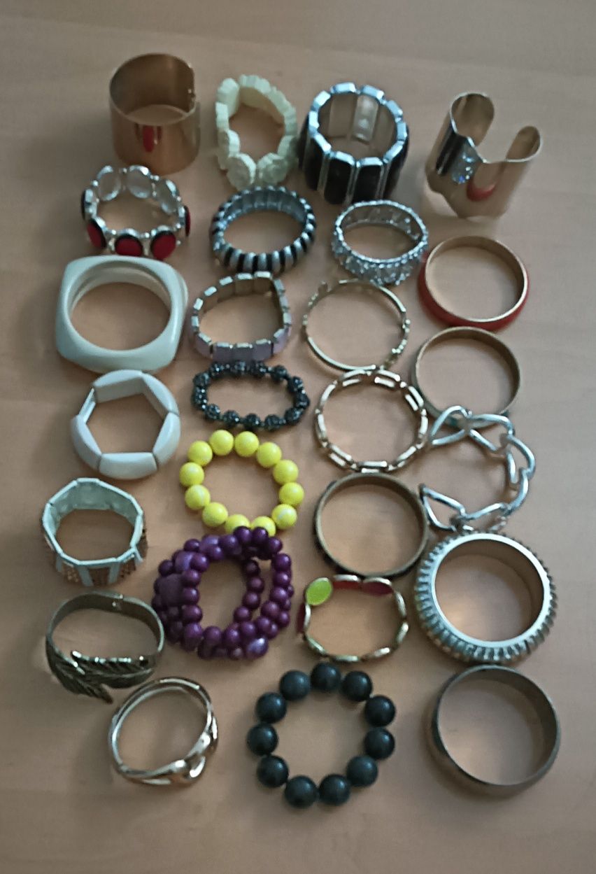 Pulseiras de vários tipos.
