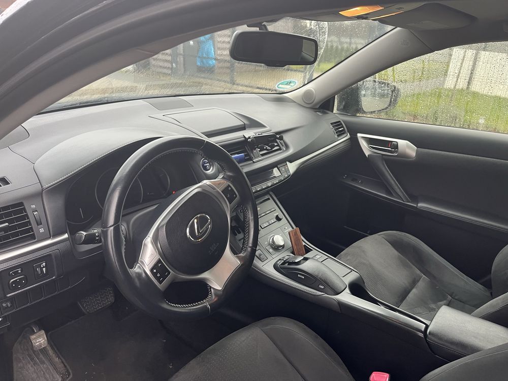 Lexus ct 200 h hybrid.
