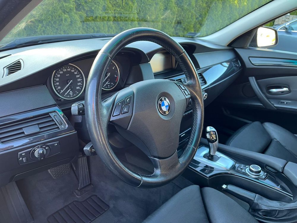 BMW E60 Seria 5 530xd 2010 touring 270KM czarna bardzo duży serwis