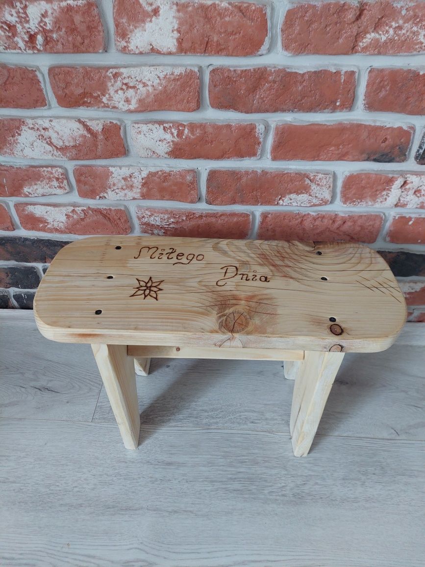 Drewniane krzesełko, taborecik