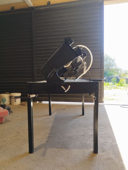 Máquina de cortar pedra ou cerâmica a água.
