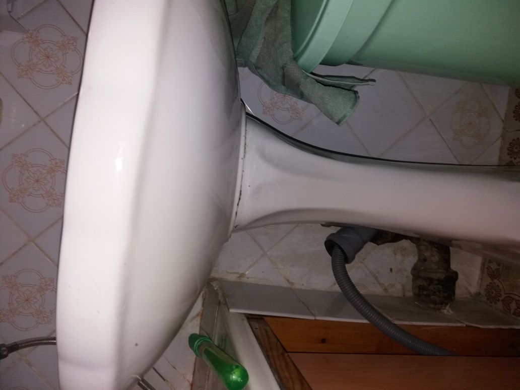 Продам умивальник со сместителем