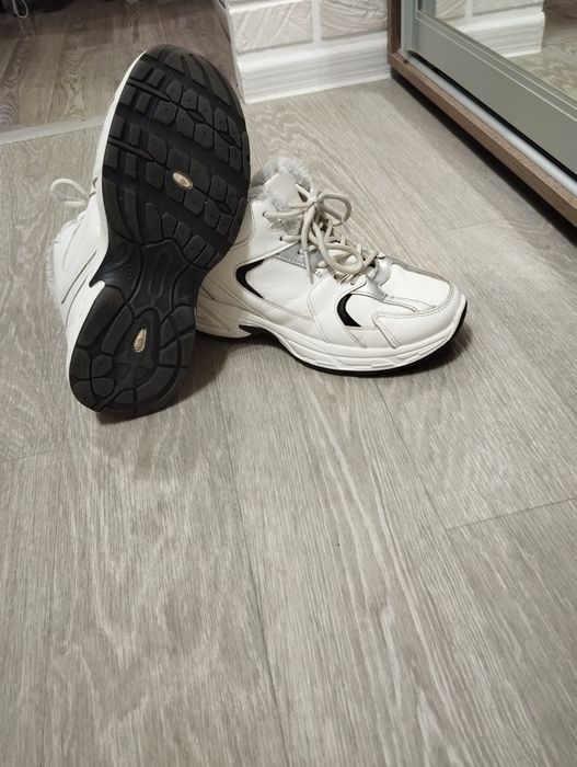 Продам кожані зимові кросівки