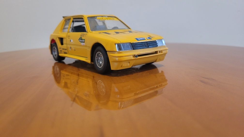 Bburago 1/25 Peugeot 205 turbo peugeot  Bburago 1/25 205 taxi resorak