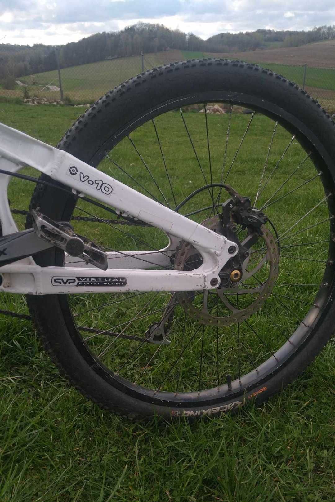 Santa Cruz V10 rower biały downhill enduro MTB Fox bomber rozmiar S