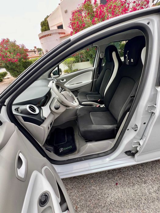 Renault Zoe r 240 life com bateria própria, autonomia urbana 140 kms