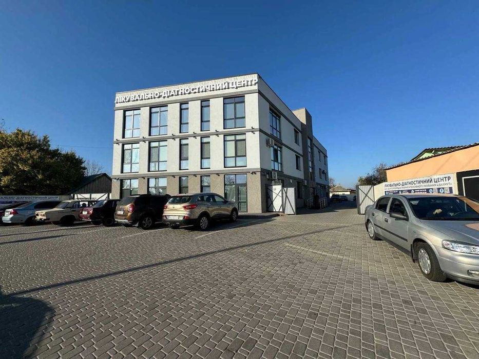 Без% Фасад торгове комерційне приміщення будівля з орендарем