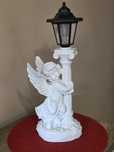 Lampa solarna z Aniołkiem przy kolumnie