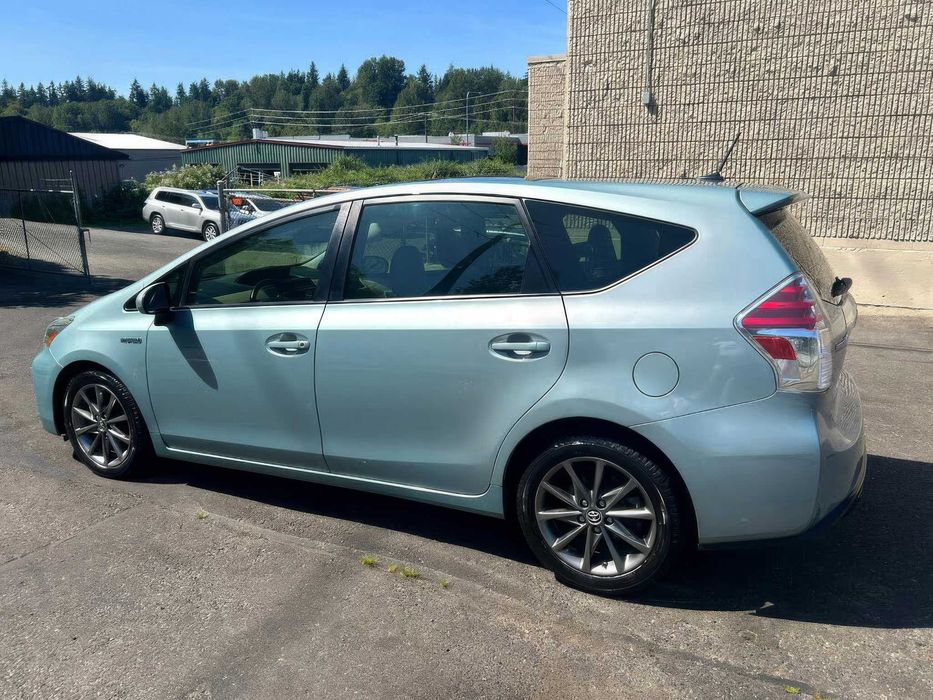 Toyota Prius v Five      2015