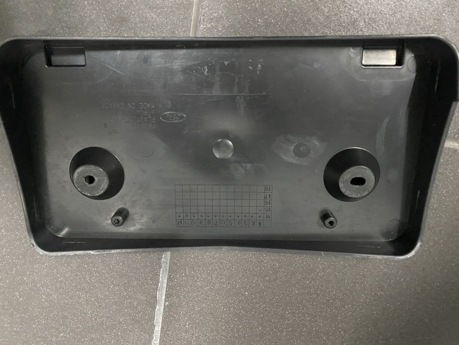 Ford Mustang VI podkładka ramka pod tablice rejestracyjną przód