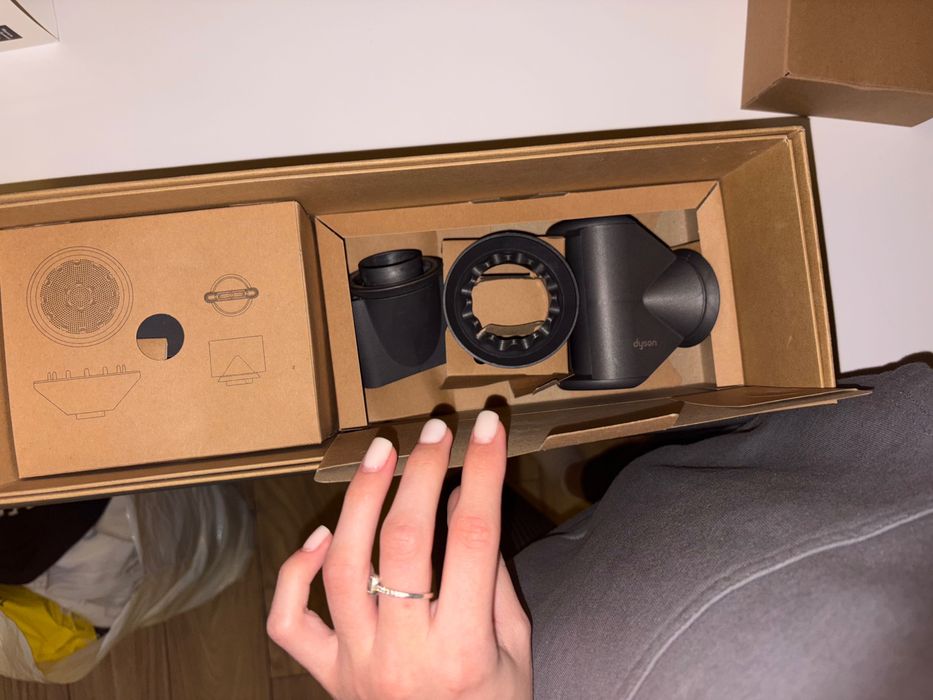 Продам фен Dyson Supersonic
Колір: Fuchsia / Iron