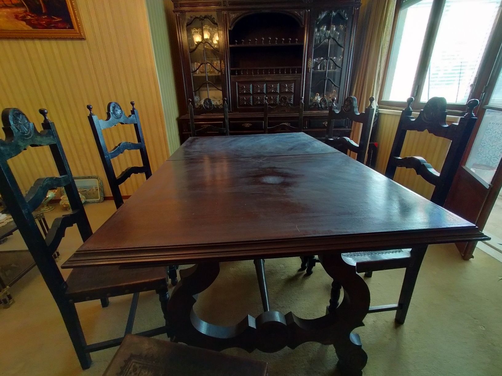 Mesa de sala, móvel e cinco cadeiras