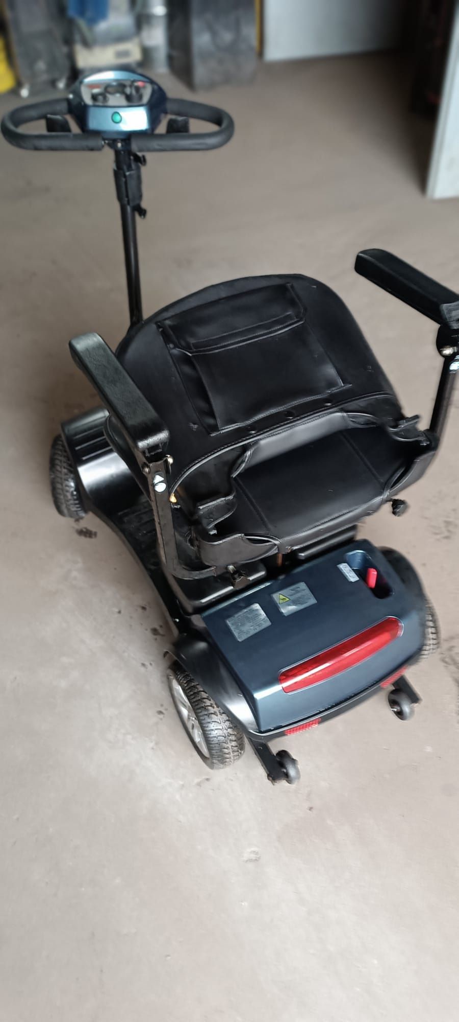Wózek inwalidzki elektryczny.