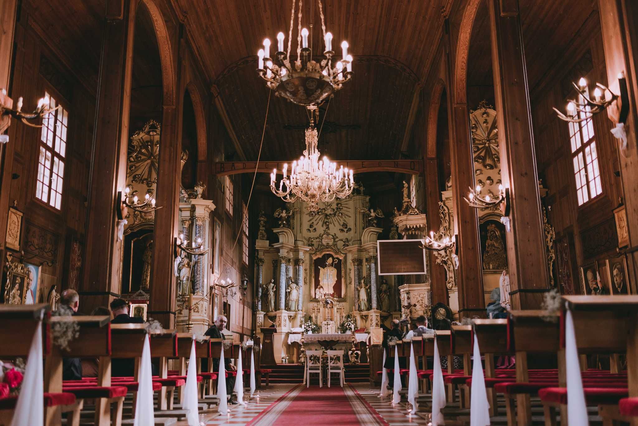 Dekoracje kościół ławki ślub wesele rustykalne boho kremowe