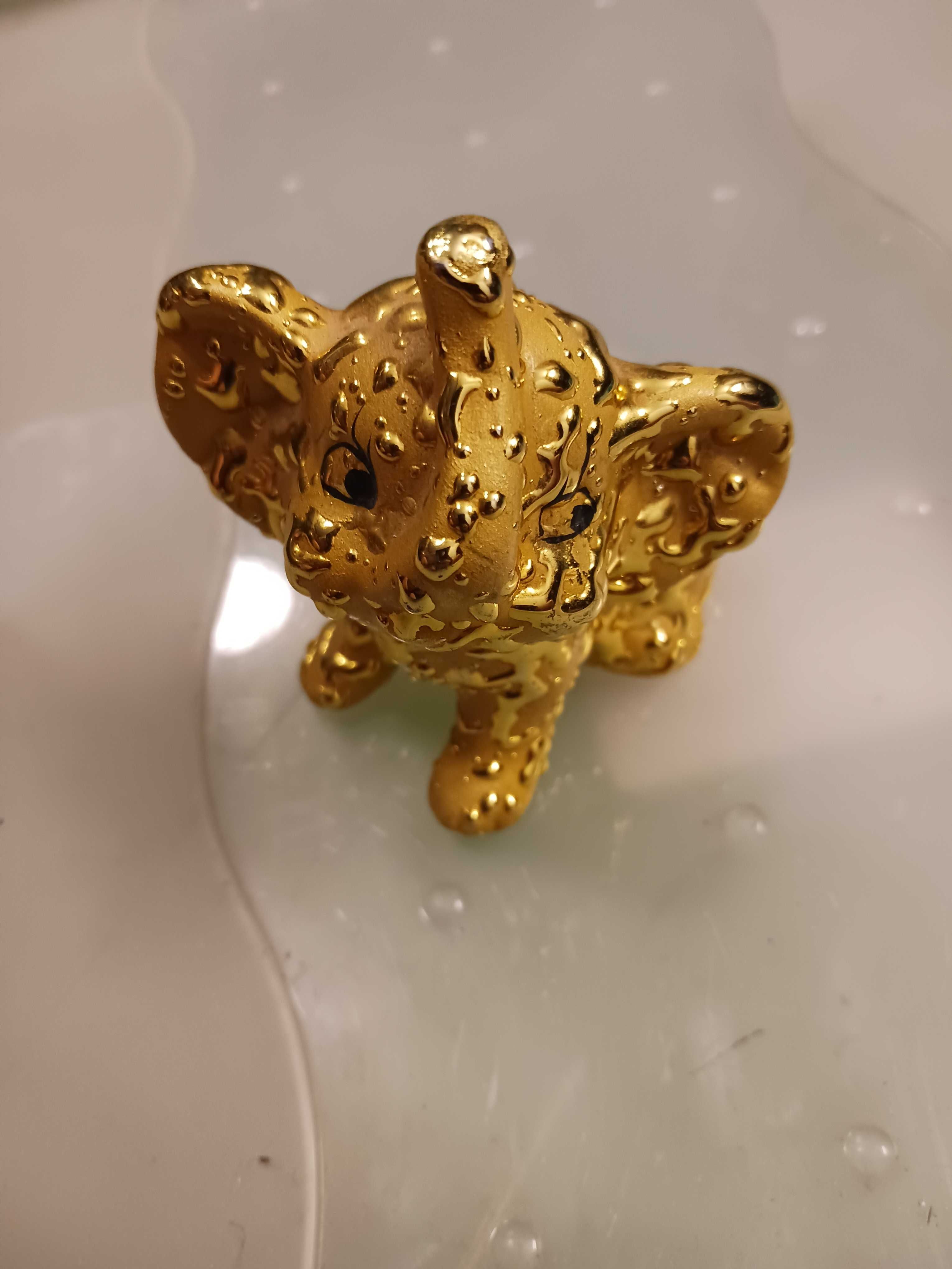 Złoty słonik z porcelany