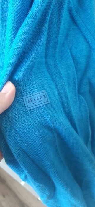 Niebieski sweter z dekoltem w serek 100% welna