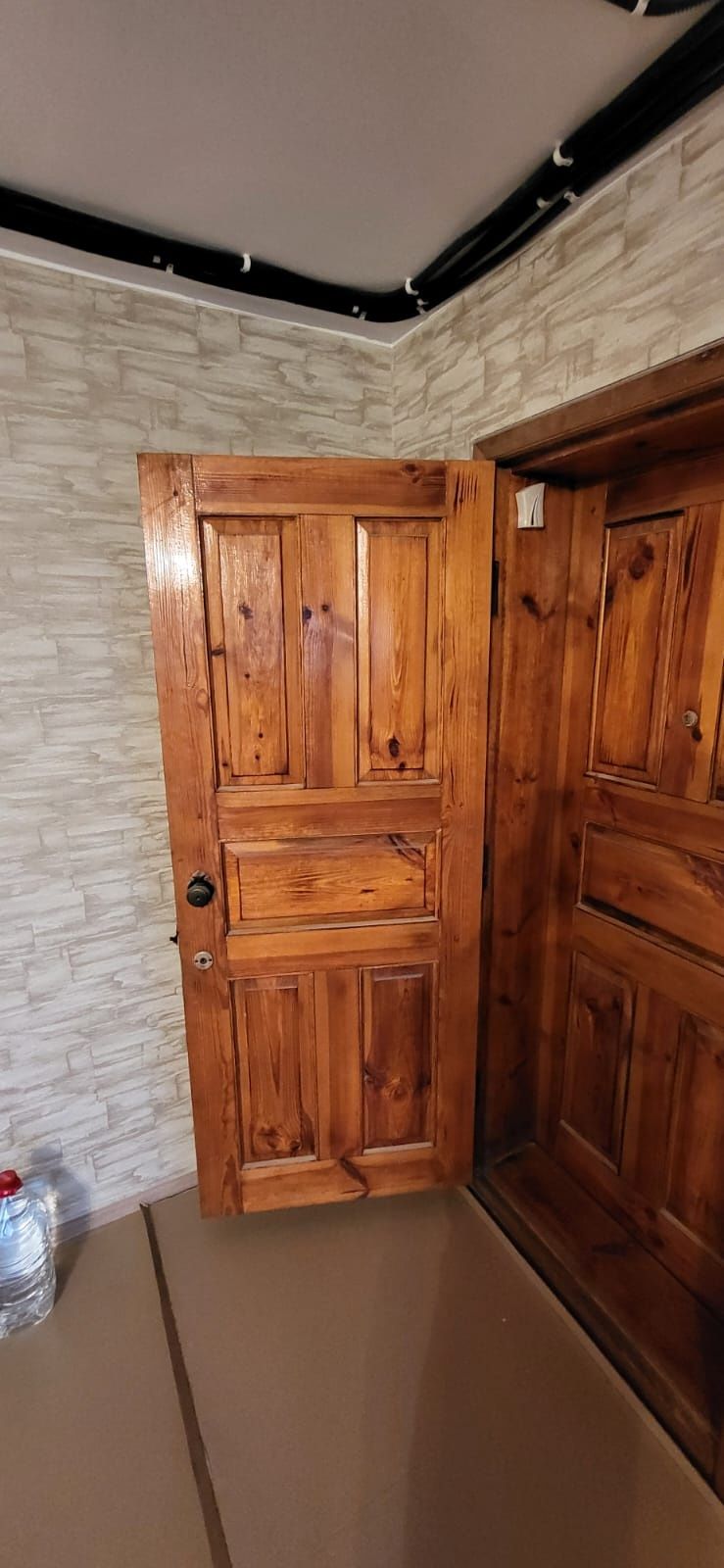 Продам дерев'яні вхідні двері