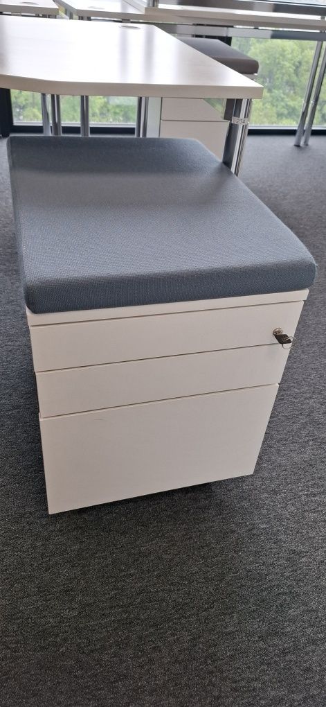 Zestaw fotel obrotowy, biurko ergonomiczne i kontenerek