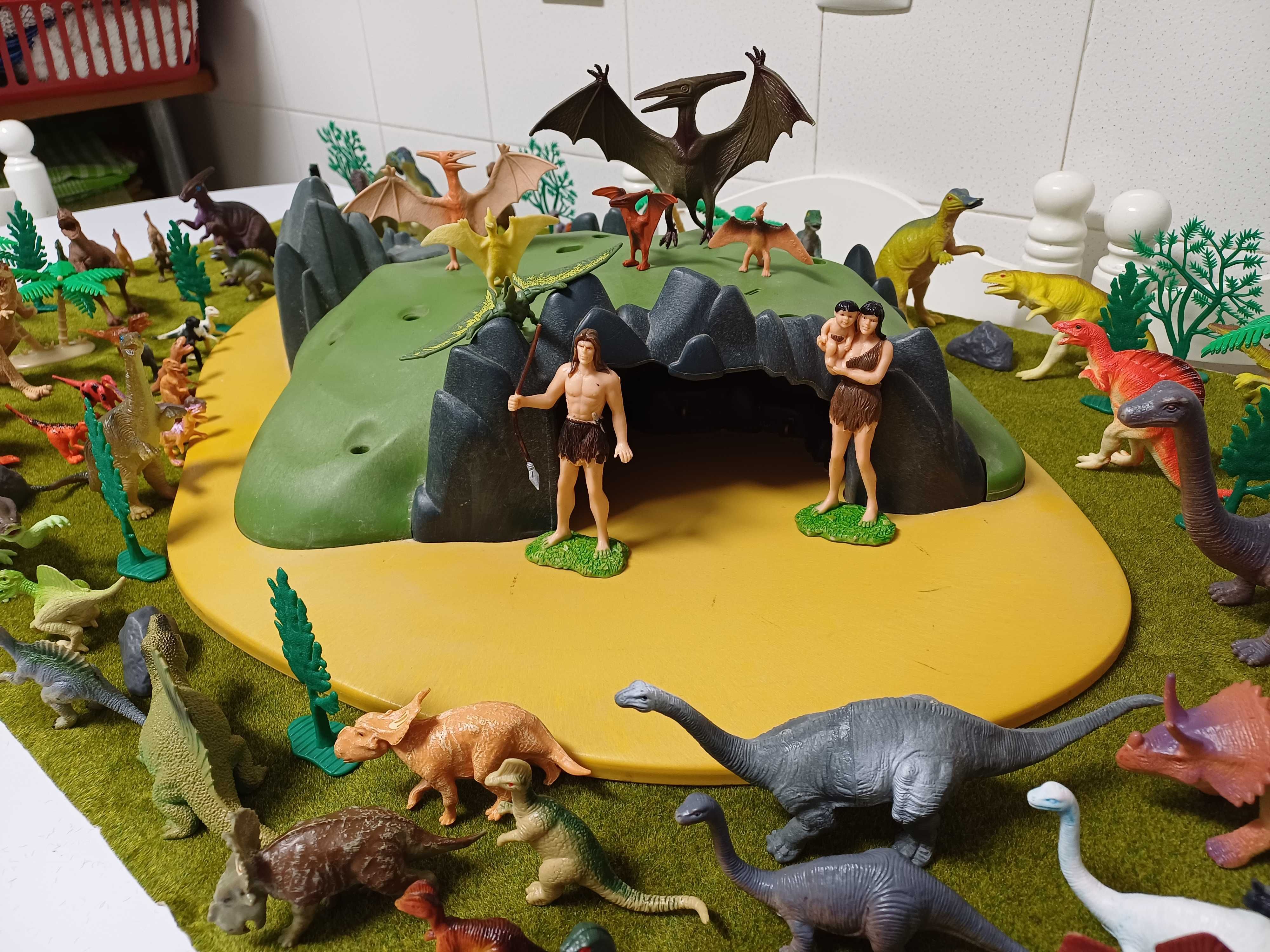 Gruta pré-histórica com 2 humanos e 100 dinossauros diferentes