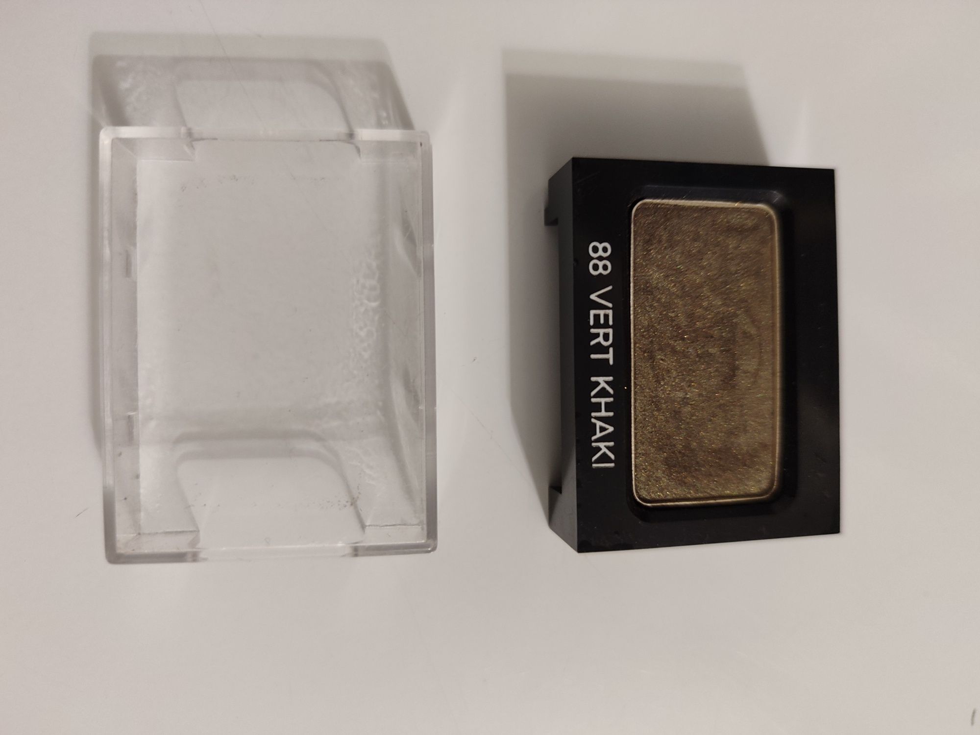 Тіні Chanel моно