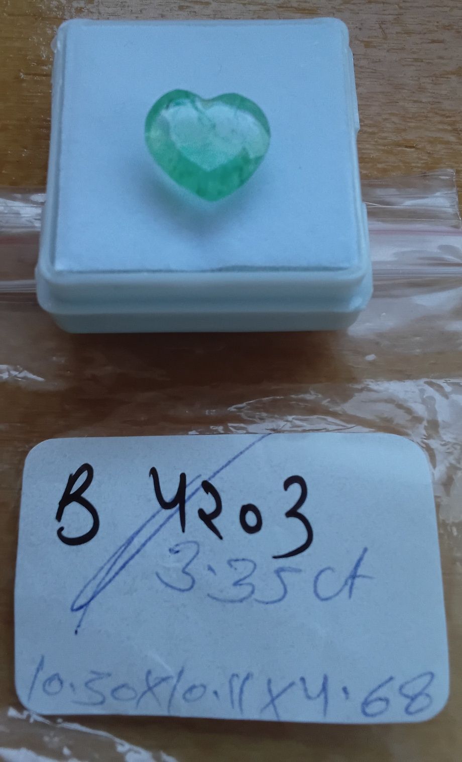 Esmeralda Natural em gorma Coracao   3.55 ct de Pura Beleza
