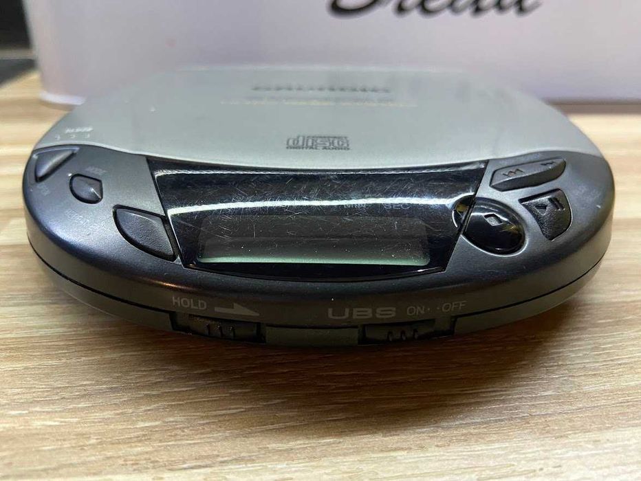 Zestaw Audio Retro: Discman Grundig, Głośniki Stereo Mini, 16 płyt CD