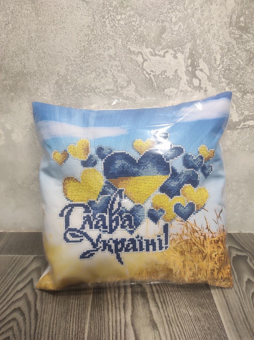 Подушка вишита вручну нитками