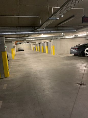 Miejsce parkingowe w garażu podziemnym. Chodźki