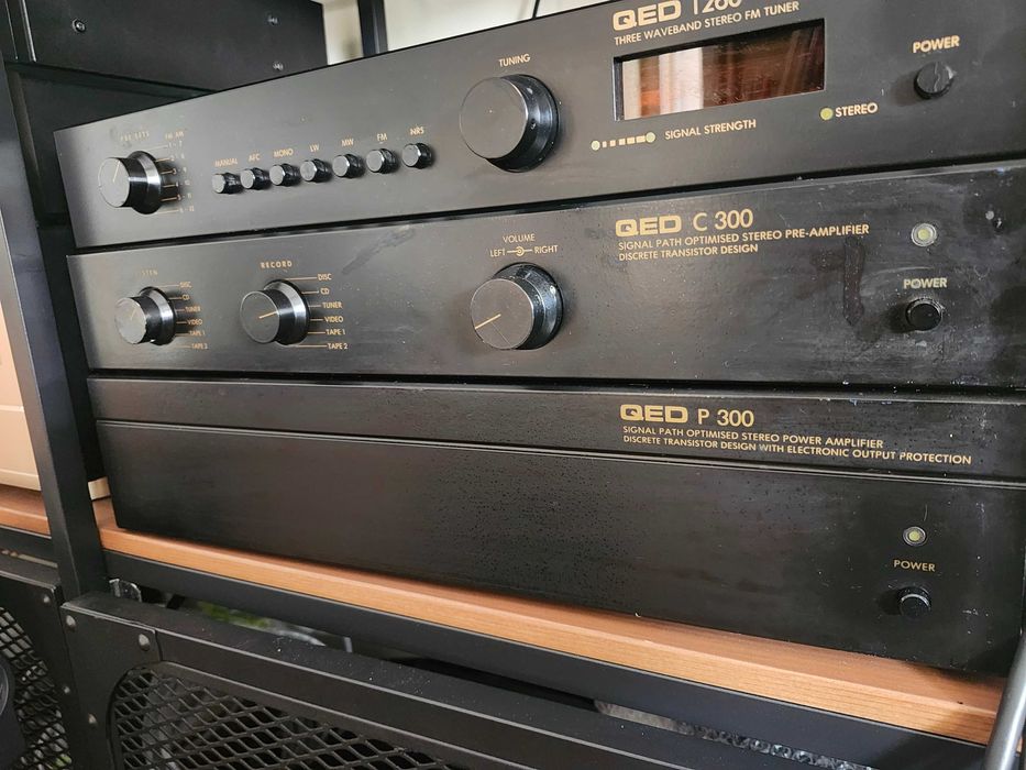 QED P300 Amplificador de Potência+QED C300 Pré-amplificador
