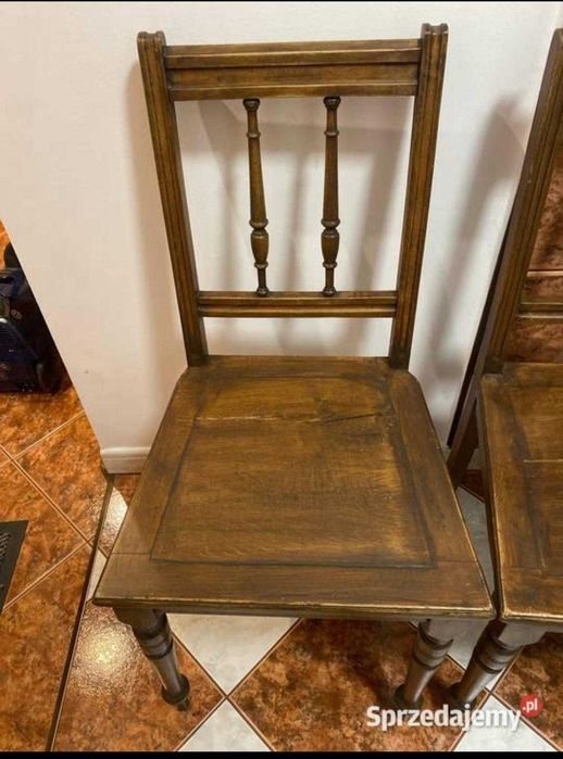 Stare, drewniane, przedwojenne po renowacji - dwa krzesła