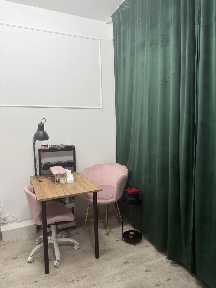 Wyposażone stanowisko do paznokci (manicure)