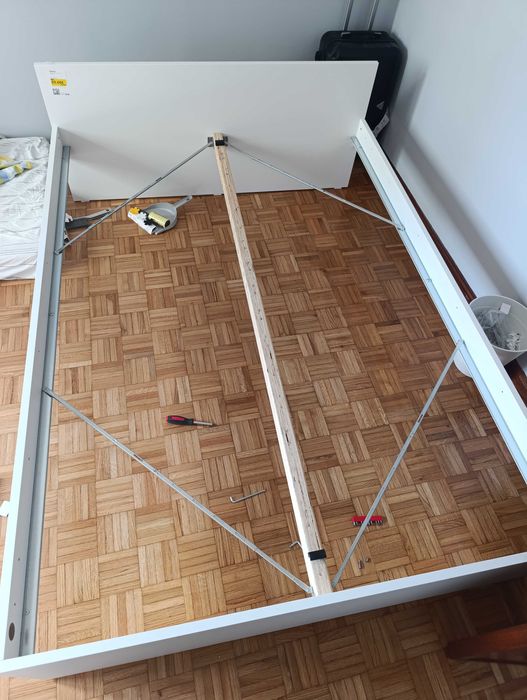 Cama usada em boas condições.