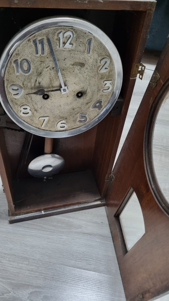 Uszkodzony zegar z ubiegłego stulecia