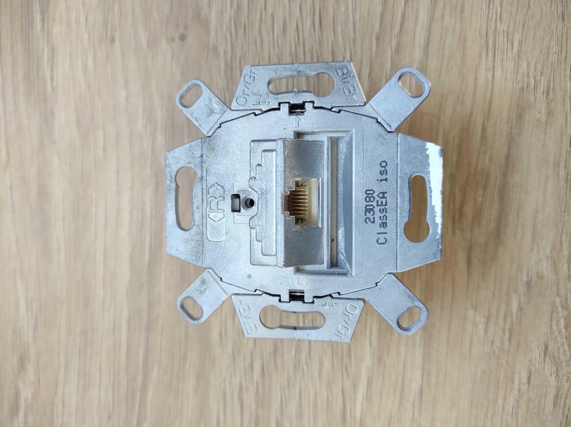 Gniazdo komputerowe UAE pojedyncze (RJ45) Kat. 6 Klasa E