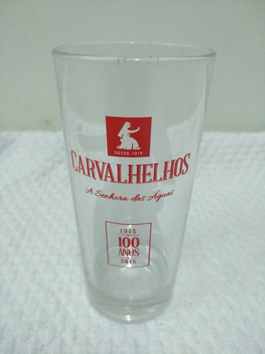 Variedade de copos antigos com publicidade para coleção