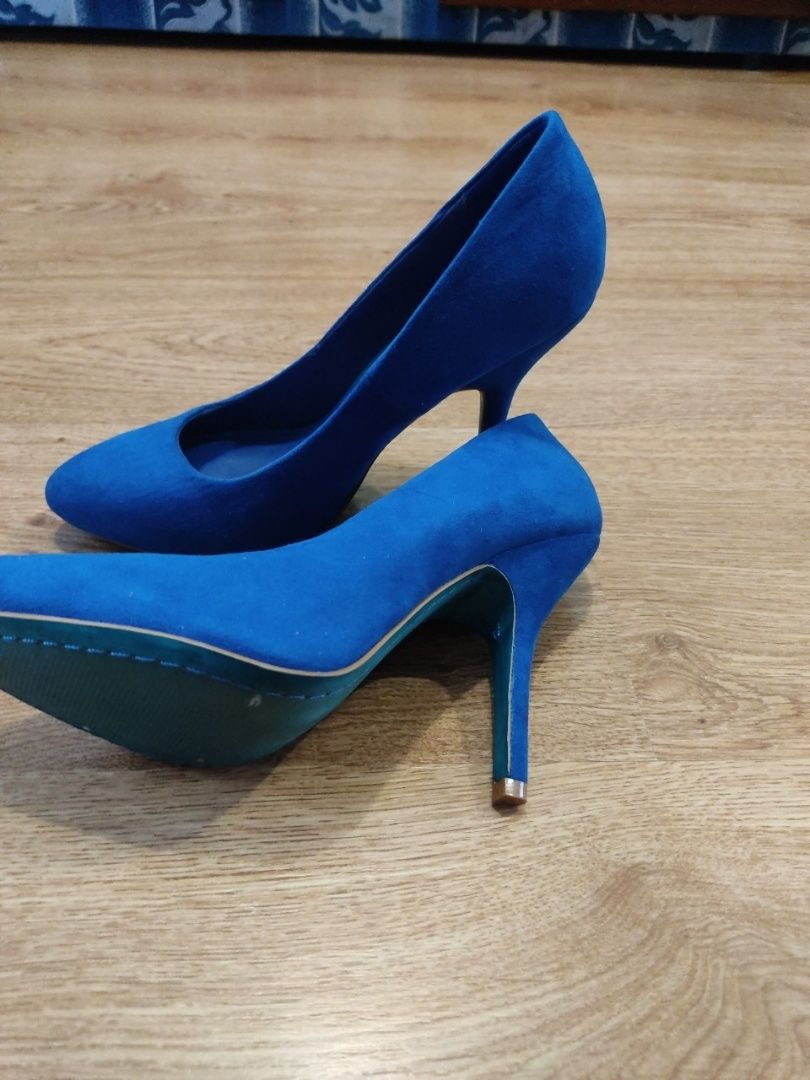 Туфлі синього кольору.