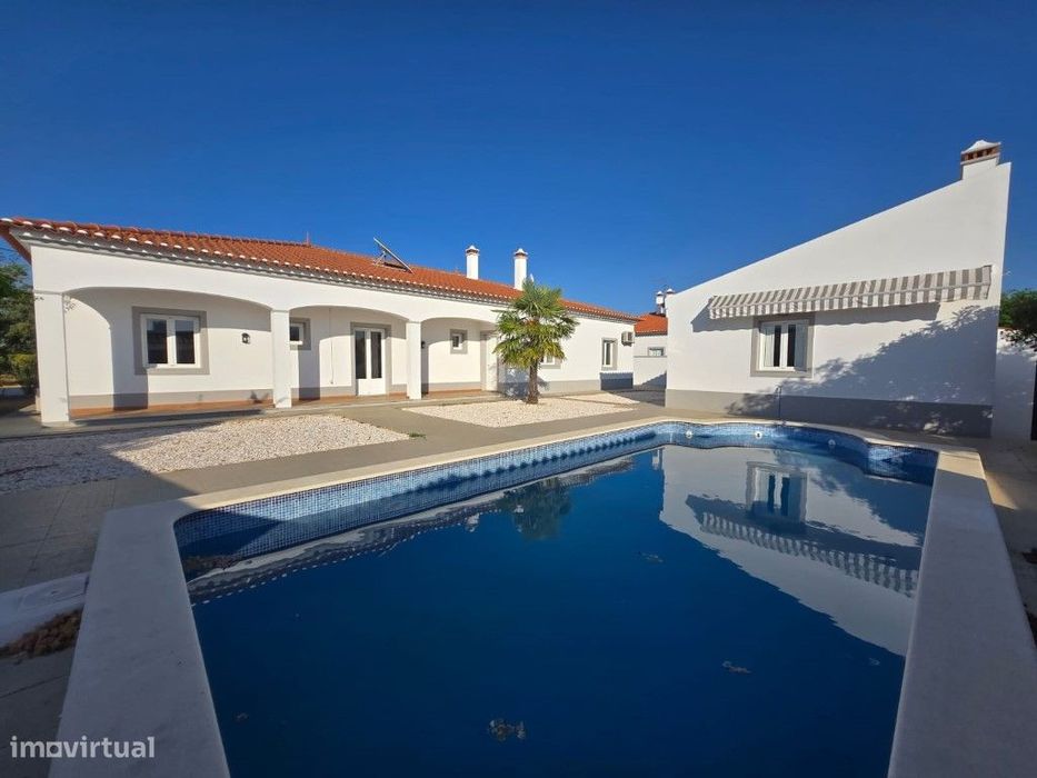 Moradia Térrea T4, com piscina, junto à Vila de Redondo