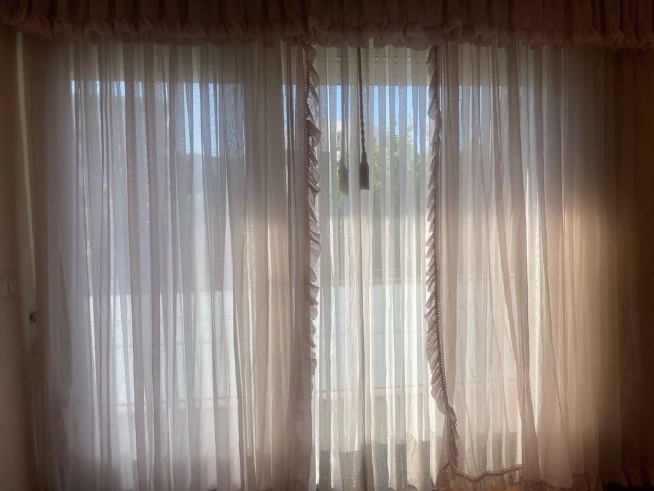 Cortinas brancas e rosa