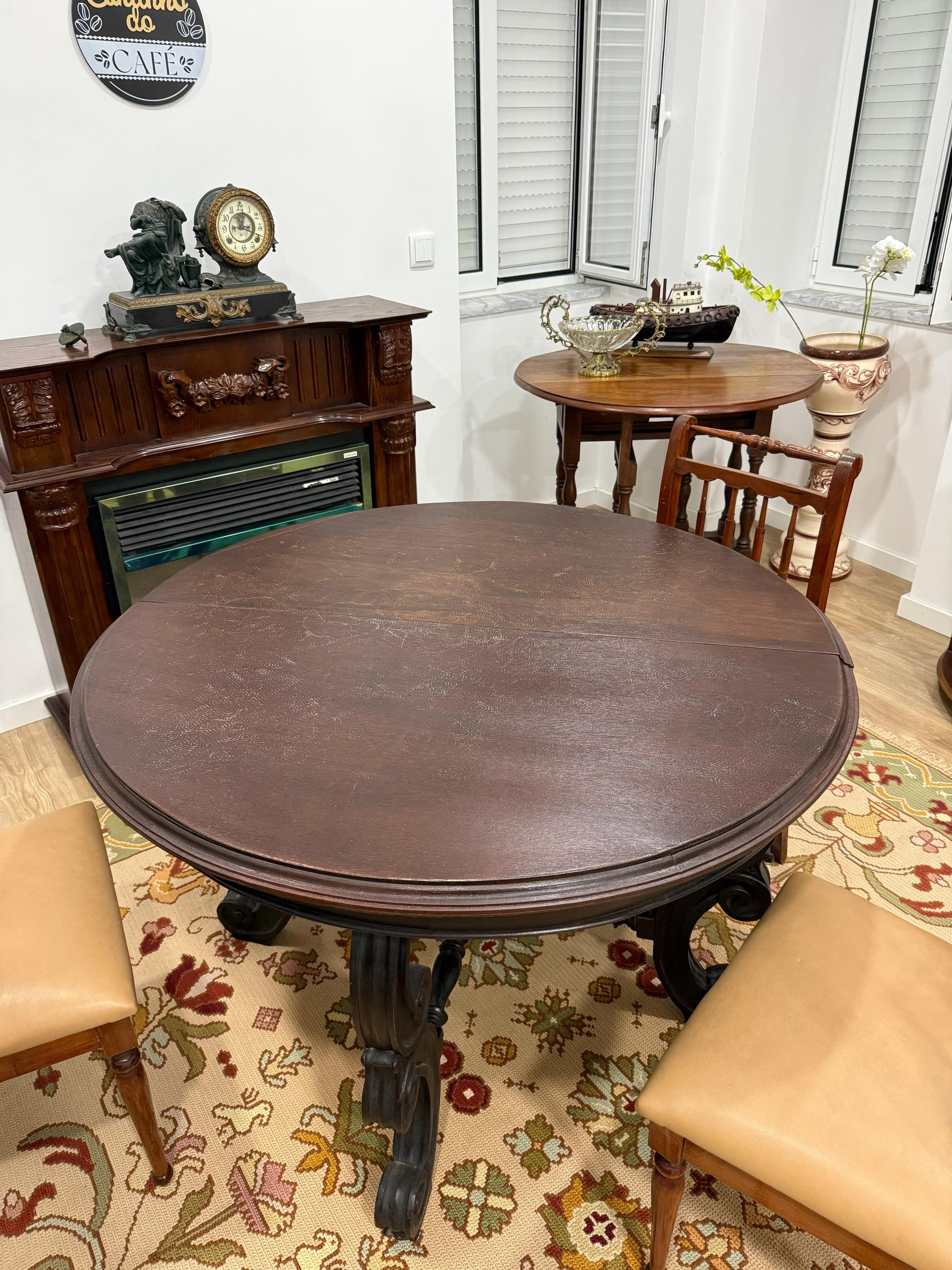 Mesa de madeira maciça com 4 cadeiras