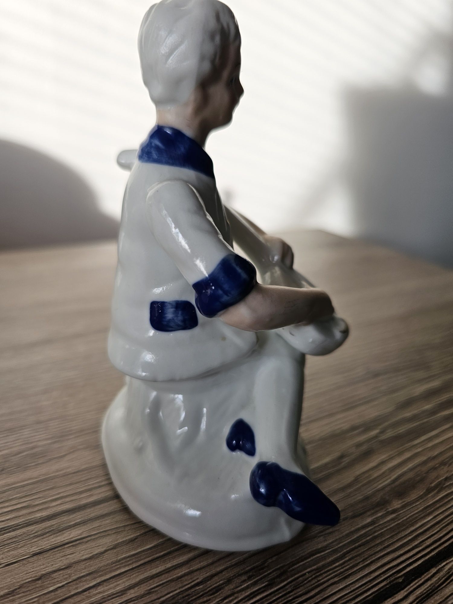 Chłopiec z porcelany wysokość ok 13 cm