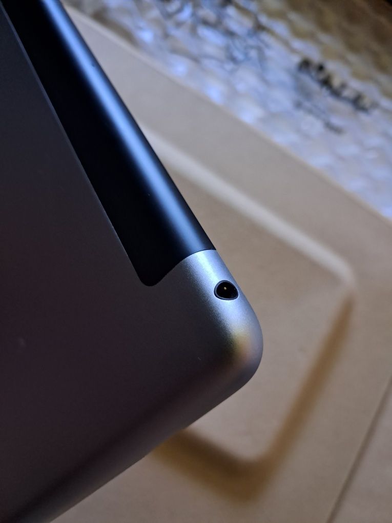 Ipad A1954 - jak nowy !