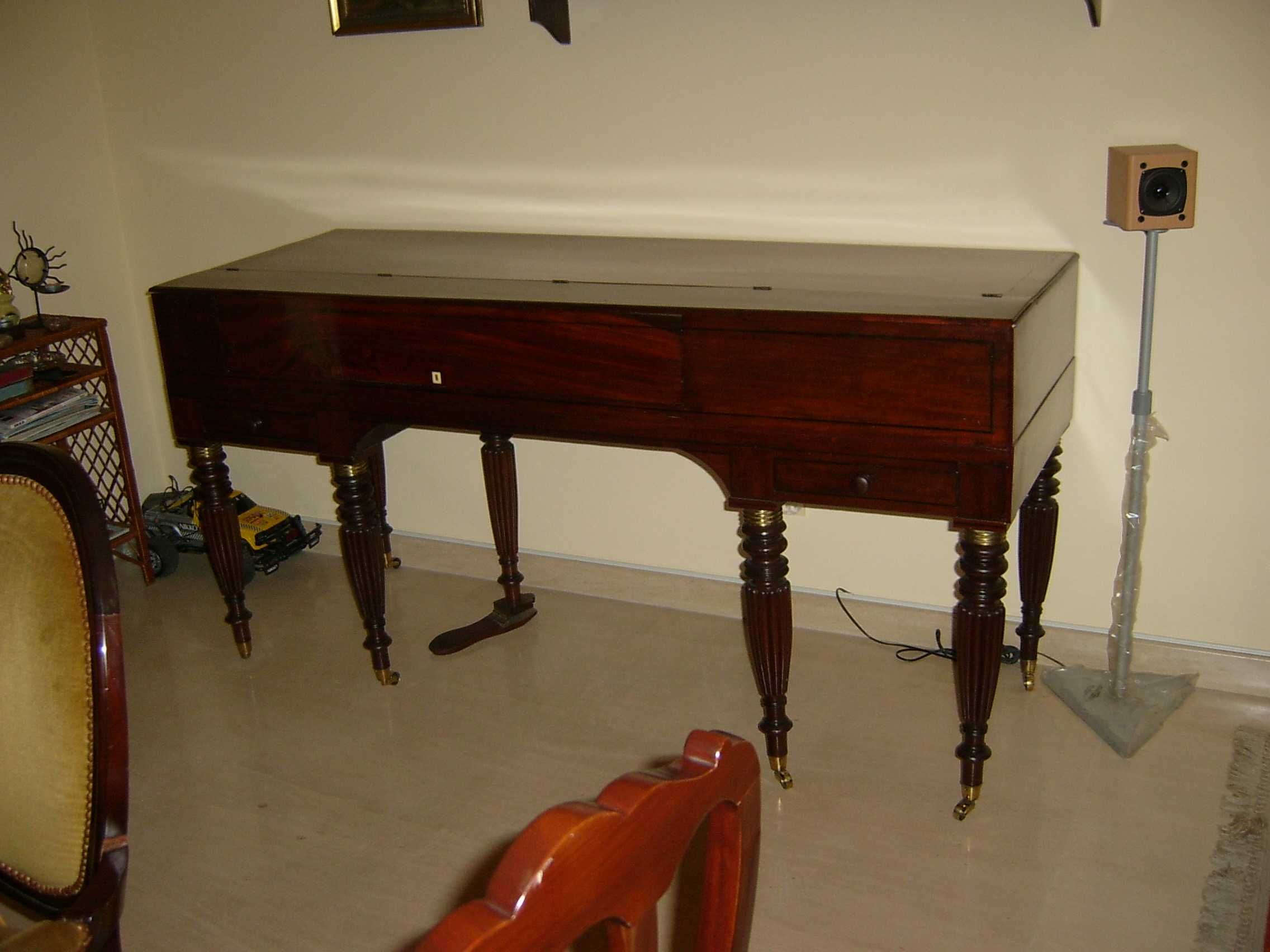 Piano muito antigo, Astor & Co,"made in London"