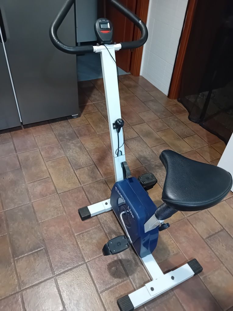 Bicicleta estática com mostrador digital de funções