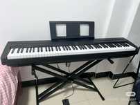 Yamaha piano eletrônico P45B com pedal e suporte