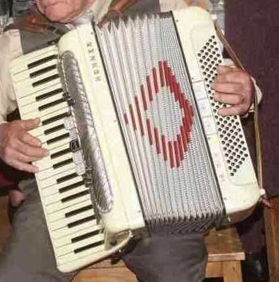 Acordeão Honner 120 baixos eletrificado